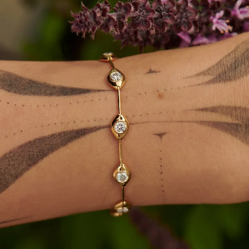 Seasonal Jewelry Deals – Elevate Your Style Minimalist Daisy Chain Gold Bracelet with White Diamonds