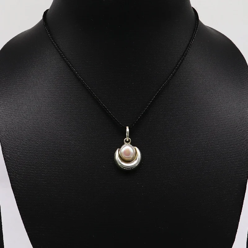 Unmissable Deals On Handmade Jewelry Collections 925 sterling silver handmade moon pendant with natural pearl, stunning unisex pearl moon pendant, best gifting jewelry from india ssp648